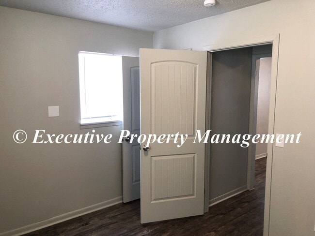 Building Photo - 908 J R Ct