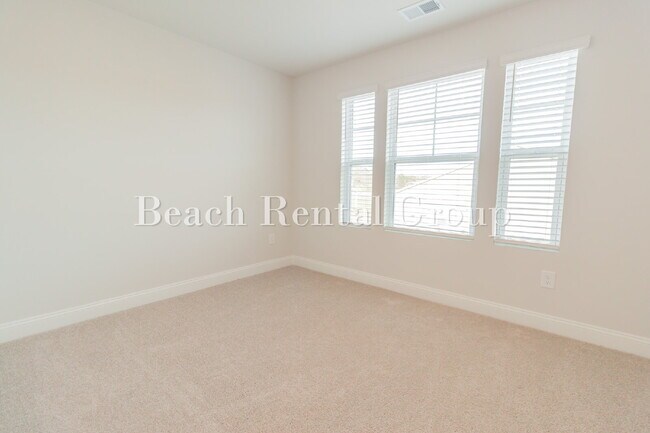 Building Photo - Spacious 3 Bedroom w/Loft, End Unit