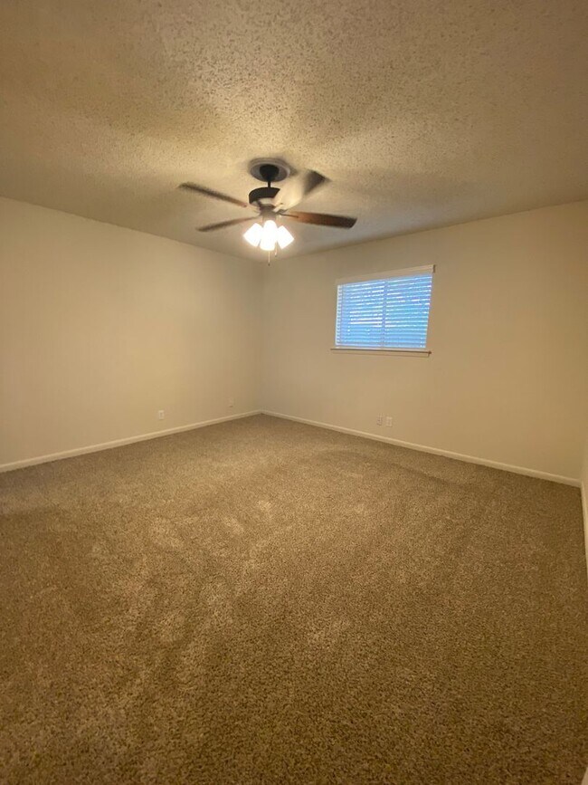 Building Photo - Duplex Homes 3/2/2