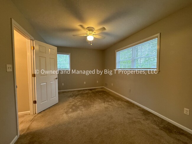 Building Photo - Cute Single Family in Established Claymont...