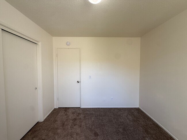 Building Photo - S12000