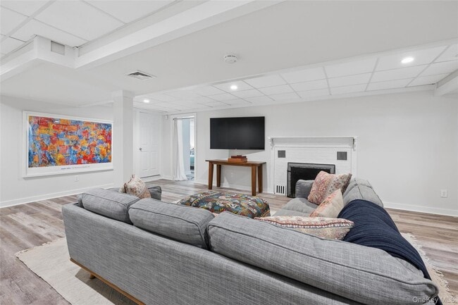 Building Photo - 250 Oak Rd