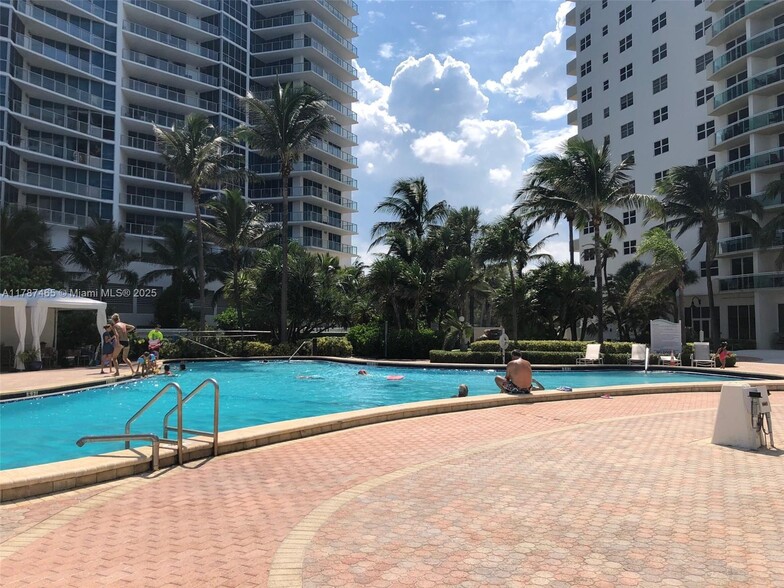 Building Photo - 3001 S Ocean Dr