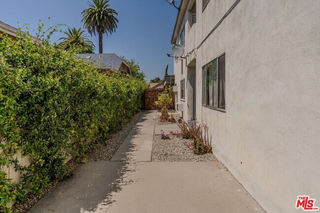 Building Photo - 2210 S Sycamore Ave