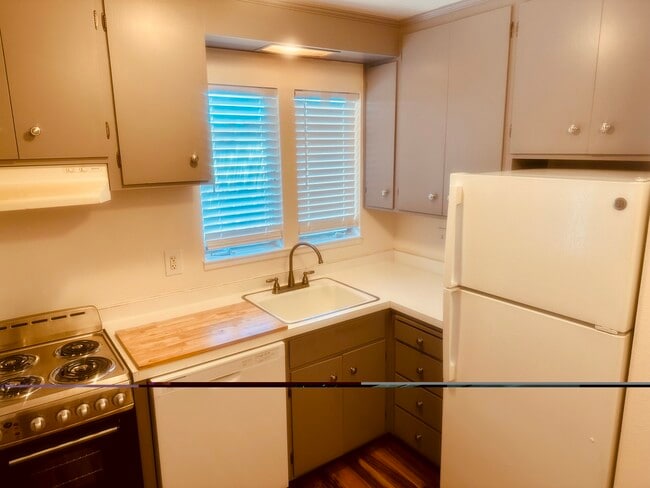 Building Photo - Oakmont Apartments