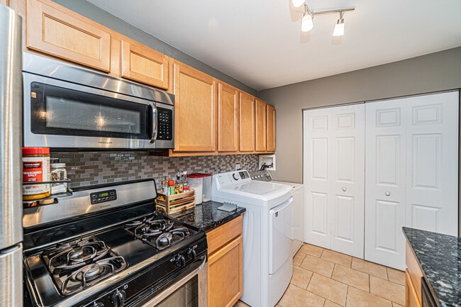 Building Photo - 1553 Cove Dr