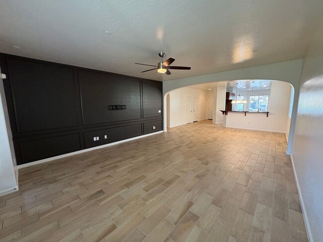 Building Photo - NW Visalia Home Near Shopping Center Available Now!