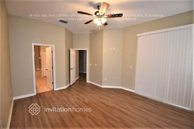 Building Photo - 3960 Woodview Dr