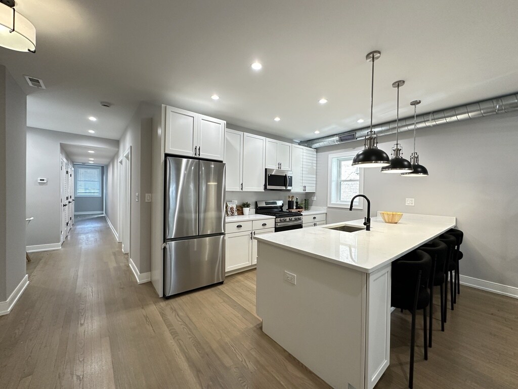 Building Photo - 2641 W Carmen Ave