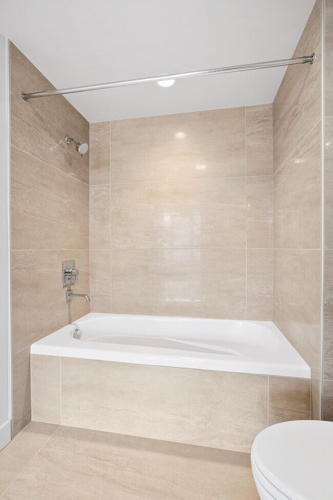 Building Photo - Stellar Denny Triangle Luxury Condo