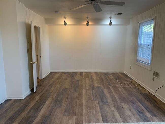 Building Photo - End Townhome In Oak Manor Community