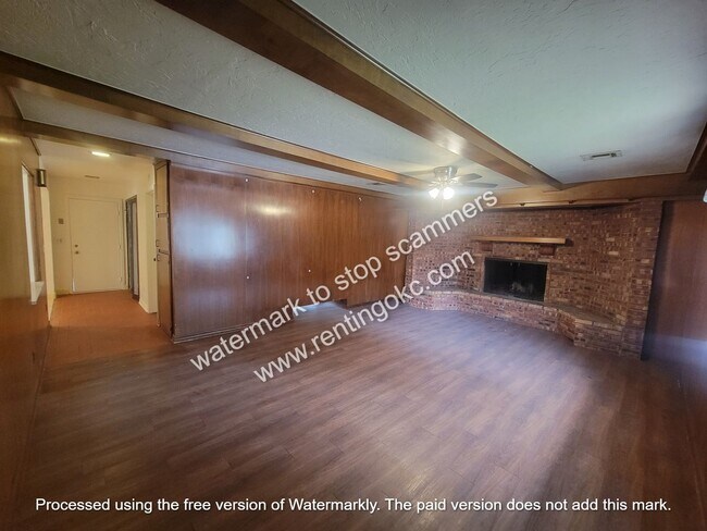 Building Photo - 3 OR 4 bed ready to go!