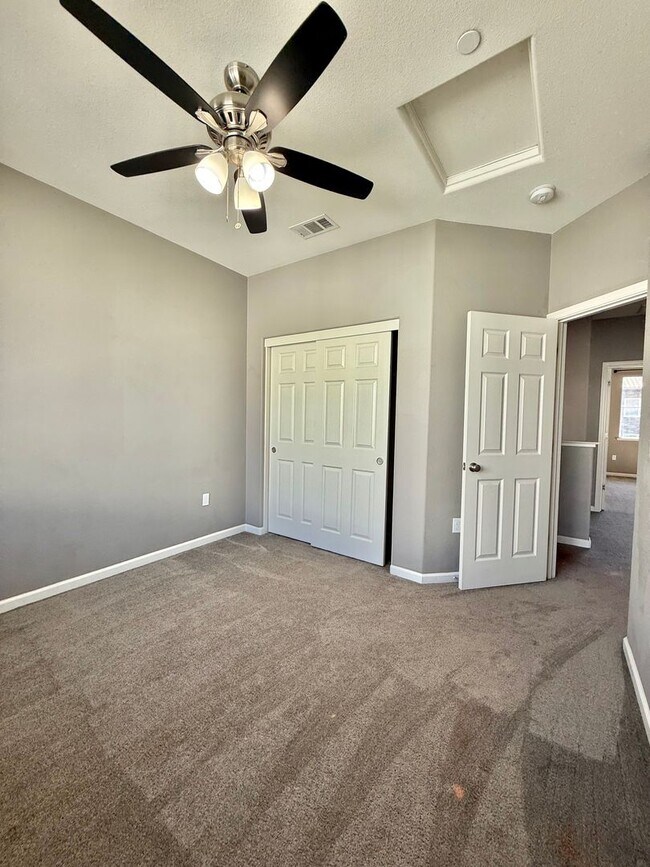 Building Photo - Beautiful 4 Bedroom, 3.5 Bathroom Home in Desirable Communication Hills