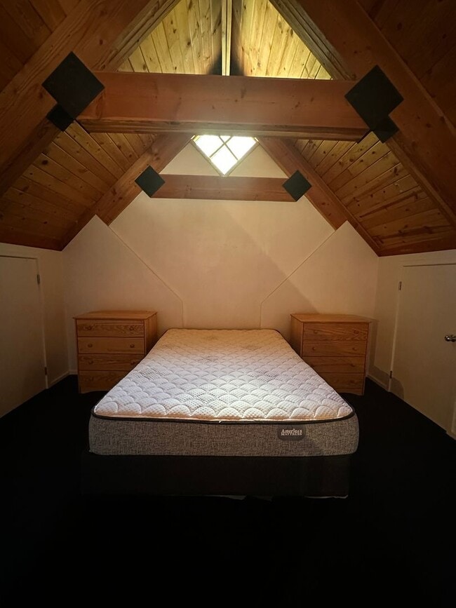 Building Photo - Furnished One Bedroom One Bath Home in Red...