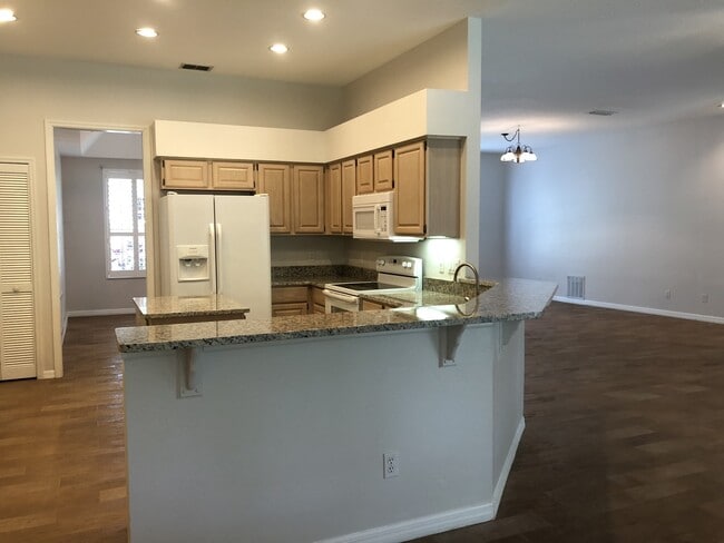 Building Photo - Beautiful Home with Water View in Eastwood!