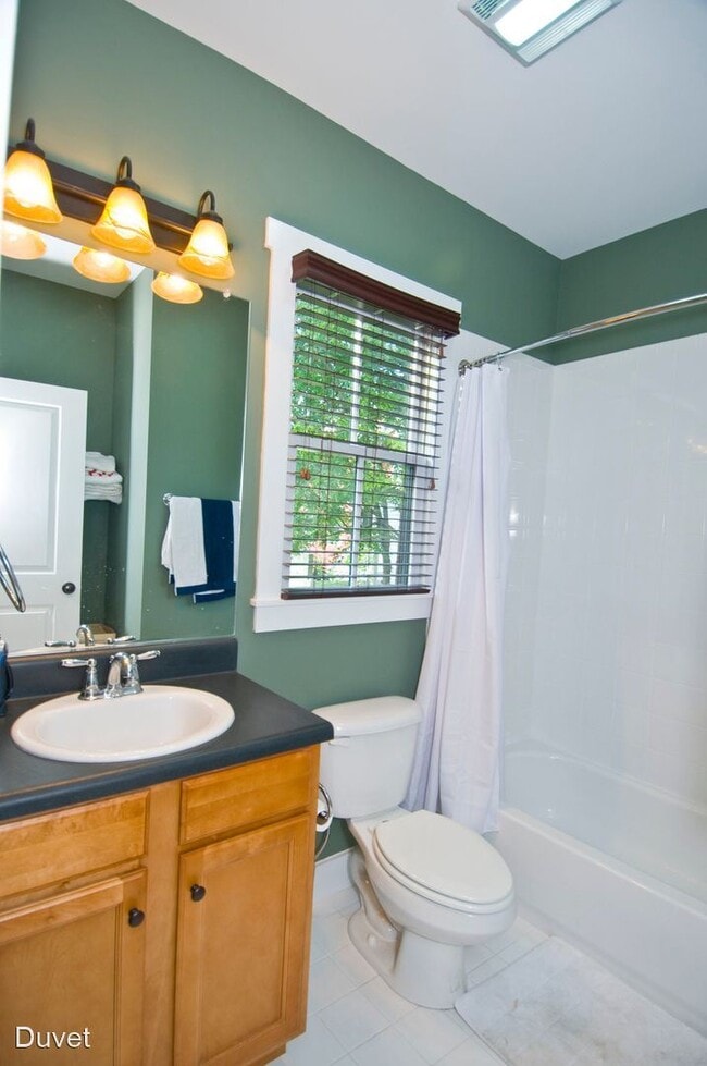 Building Photo - 4 br, 3.5 bath House - 76 Morris Street A