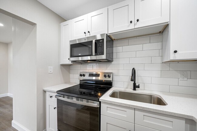 Building Photo - Renovated OVERSIZED 2 Bed/2 Bath at 140 Da...