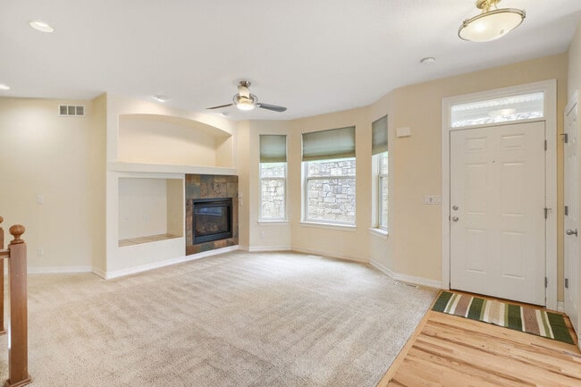 Building Photo - 692 Louis Dr