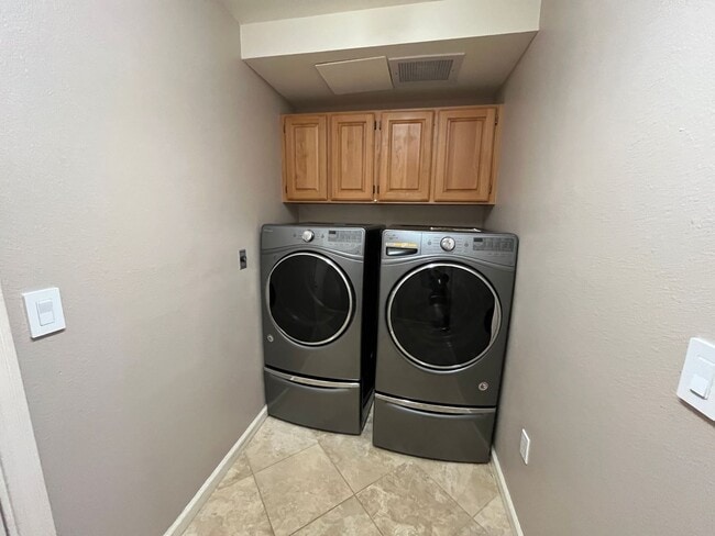 Building Photo - Hampton Court (Mililani Mauka) - Must see!!  3 bedrooms, central A/C, large 1745 sf, 2 story