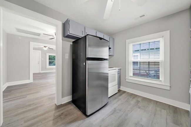 Building Photo - Recently Renovated 2 Bedroom Home in Rock ...