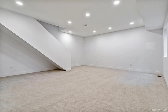 Building Photo - Contemporary Townhome in an Exceptional Su...