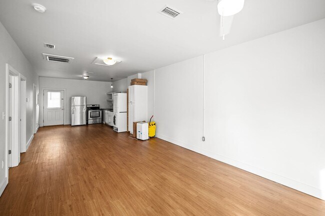 Building Photo - 635 E Azalea Ave