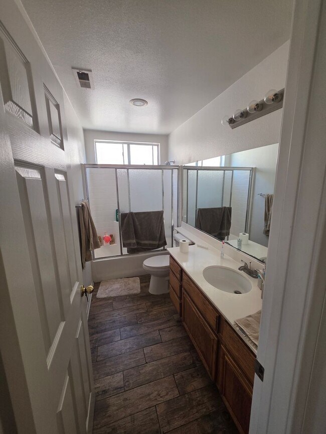 Building Photo - Bright & Spacious Family Home in a Private Gated Community