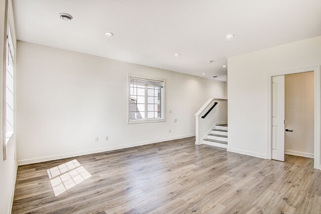 Building Photo - 3 Bedroom Town Home