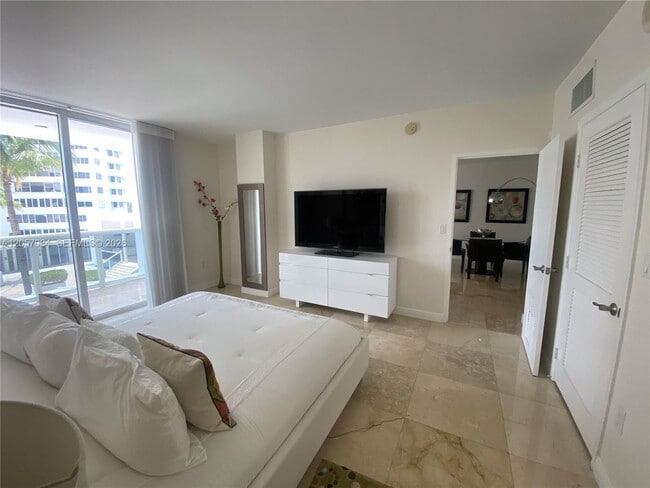 Building Photo - 10275 Collins Ave