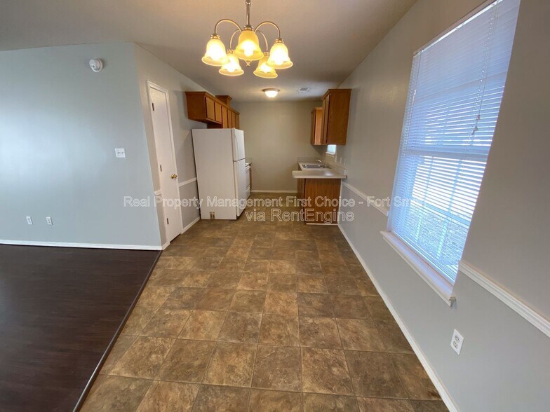 Building Photo - 1911 Whippoorwill Dr