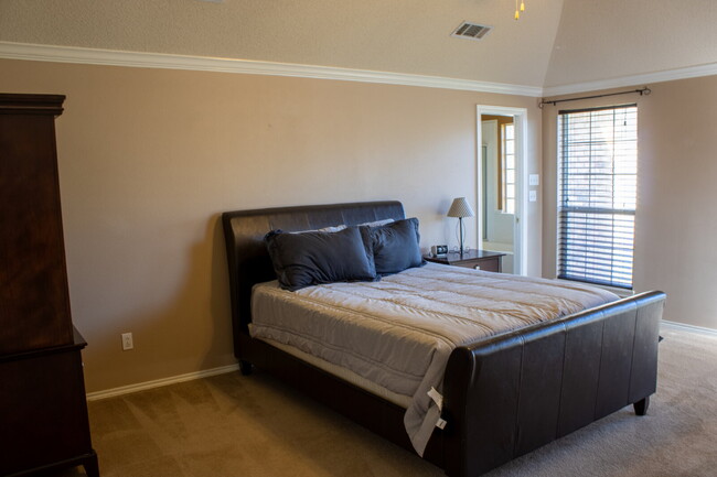 Building Photo - Charming 3 bedroom home