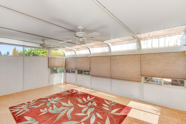 Building Photo - Charming Country Rose Home Located in Sun ...