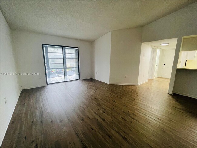 Building Photo - 925 NE 199th St