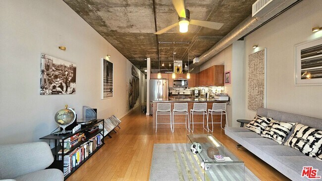 Building Photo - 645 W 9th St