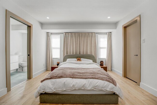 Building Photo - 3217 Oak Alley