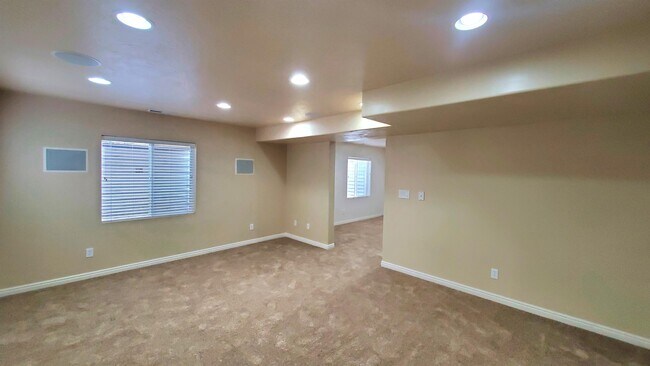 Building Photo - 483 E Apple Blossom Dr