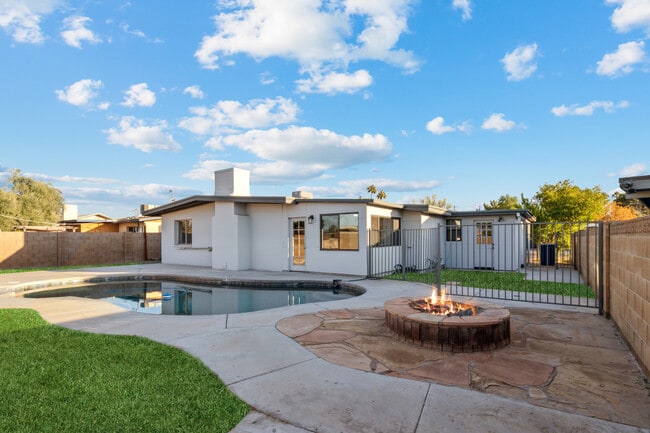 Building Photo - 1612 E Gaylon Dr