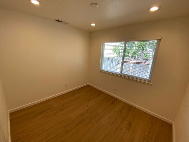 Building Photo - Renovated 3 Bed 1 Bath Home near Bradshaw and highway 50 in Rancho Cordova