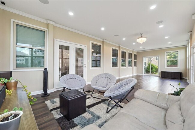 Building Photo - 915 Elmsbrook Ln