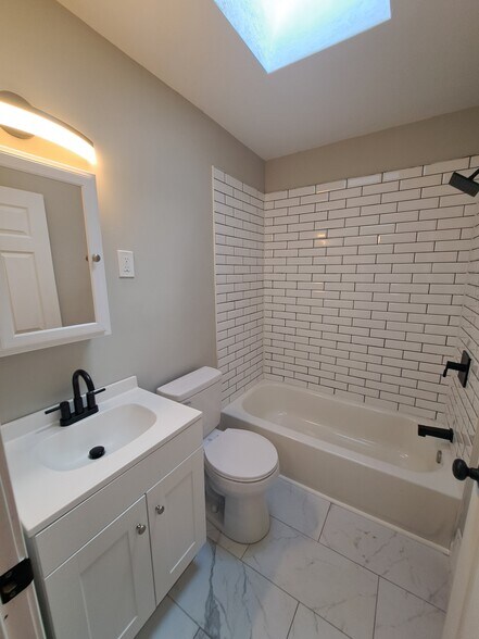 Building Photo - 223 Columbia Dr