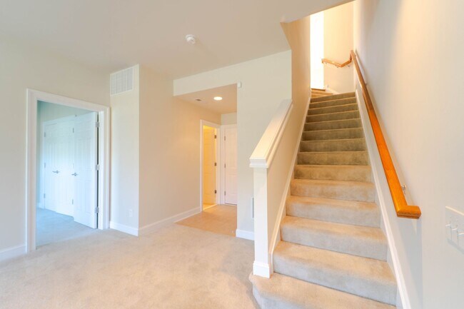 Building Photo - Gorgeous 3 Level Townhome