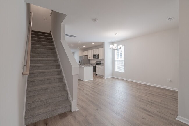 Building Photo - 223 Hoskins Ave Dr