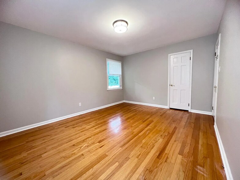Master unfurnished - 5005 N Hills Dr