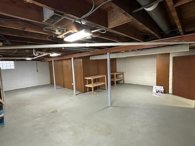 Building Photo - 332 E Esplanade Ave