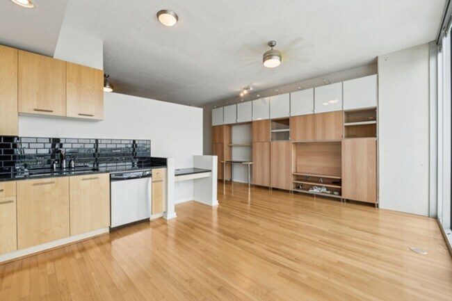 Building Photo - Spacious 1 Bedroom Condo in Heart of Buckh...