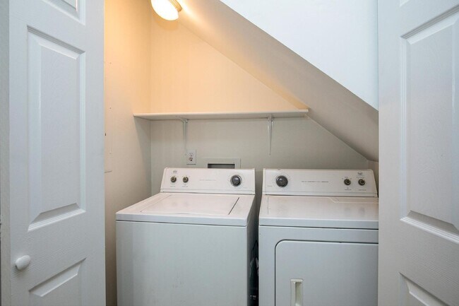 Building Photo - 5544 Kaplan Drive Unit A