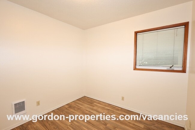 Building Photo - SE Green Vista Dr - Milwaukie 2 bedroom duplex with fireplace