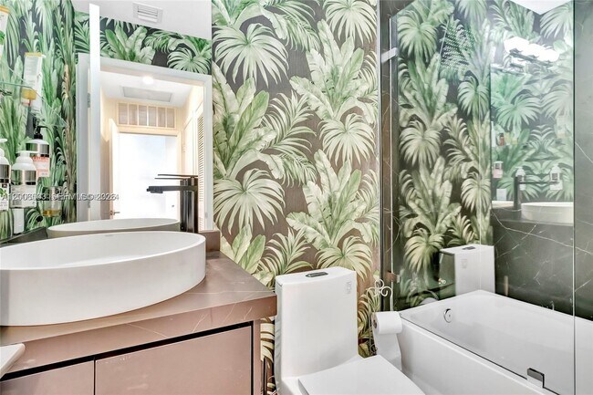 Building Photo - 2020 N Bayshore Dr