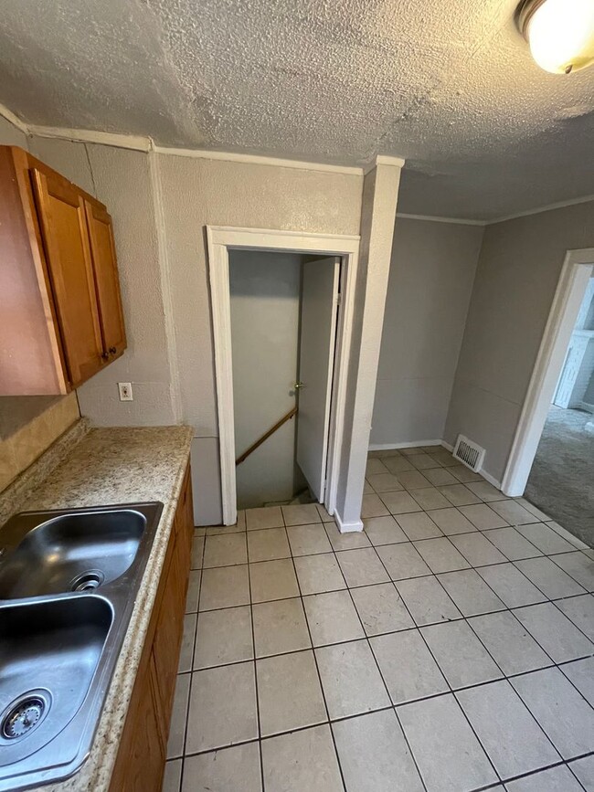Building Photo - SECTION 8 ONLY! INSPECTION READY 3-BEDROOM...