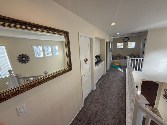Building Photo - 4 Bedroom Home for Rent in Valencia Northp...